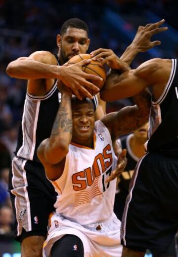 Tim Duncan ante P.J. Tucker en el San Antonio Spurs - Phoenix Suns.
