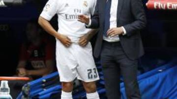 Zidane habla con Danilo.