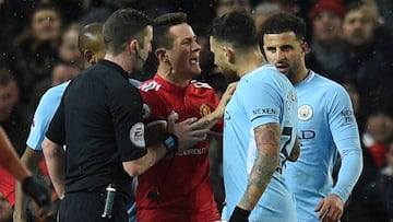 Otamendi y Ander Herrera se encaran durante el partido.