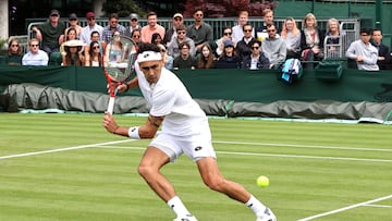 Wimbledon (United Kingdom), 29/06/2022.- Alejandro Tabilo of Chile in action during the men's second round match against Miomir Kecmanovic of Serbia at the Wimbledon Championships in Wimbledon, Britain, 29 June 2022. (Tenis, Reino Unido) EFE/EPA/KIERAN GALVIN EDITORIAL USE ONLY
