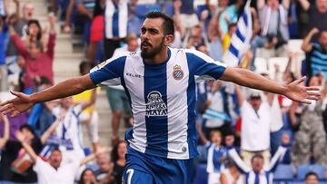 Borja Iglesias celebra su gol ante el Valencia.