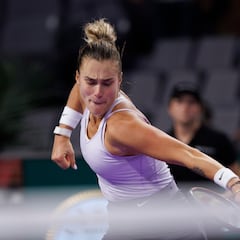 Sabalenka sorprende a Swiatek y luchará por las WTA Finals