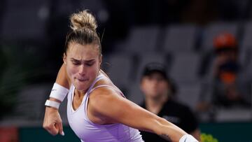 La tenista bielorrusa Aryna Sabalenka celebra un punto durante su partido ante Iga Swiatek en las semifinales de las  WTA Finals de Fort Worth, Texas.