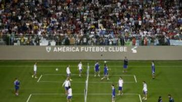 Miles de brasileños ovacionan a Argentina en el entrenamiento