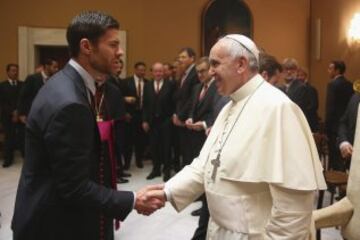 Xabi Alonso también compartió son el cura argentino.