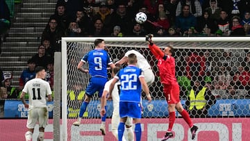 Oblak despeja de puños durante el partido contra Eslovaquia.