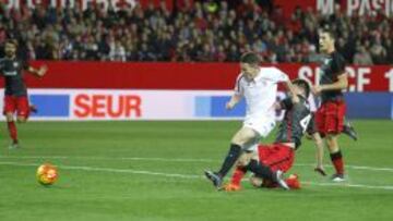 Gameiro define en el primer tanto sevillista.