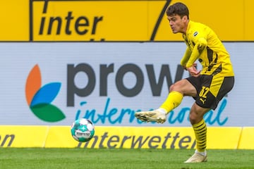 Otro talento joven que el Borussia Dortmund da a conocer al mundo. Con solamente 17 años ya hay equipos muy importantes dispuestos a pagar un dineral por su fichaje. El conjunto alemán quiere seducirle con un buen contrato. Inglés de nacimiento, tiene nacionalidad estadounidense. Mucha calidad.