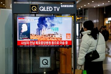 Una mujer mira una pantalla de televisi¨®n que transmite im¨¢genes del accidente a¨¦reo en el Aeropuerto Internacional de Muan, en una estaci¨®n de trenes en Se¨²l, Corea del Sur.
La cifra de muertos como consecuencia del accidente a¨¦reo en Muan (Corea del Sur) ha sido de 179, de un total de 181 personas a bordo entre pasajeros y miembros de la tripulaci¨®n, despu¨¦s del ¨²ltimo reporte anunciado por las autoridades.