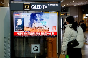 Una mujer mira una pantalla de televisión que transmite imágenes del accidente aéreo en el Aeropuerto Internacional de Muan, en una estación de trenes en Seúl, Corea del Sur.
La cifra de muertos como consecuencia del accidente aéreo en Muan (Corea del Sur) ha sido de 179, de un total de 181 personas a bordo entre pasajeros y miembros de la tripulación, después del último reporte anunciado por las autoridades.