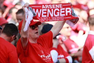 Seguidores del Arsenal se despiden de Wenger.