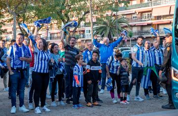 Aficionados de la Real Sociedad animan al equipo a su llegada antes de enfrentarse al CD Cazalegas. 