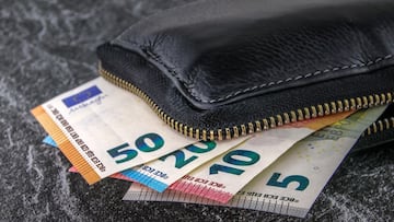 Un hombre compra un traje en una tienda de segunda mano y hace un hallazgo de cientos de euros en el bolsillo: “Estaba envuelto”