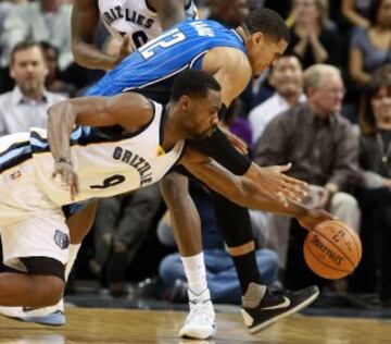 Tony Allen de Memphis Grizzlies disputa el balón con Tobias Harris.