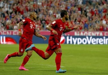 Medhi Benatia celebra junto a Arturo Vidal el primer gol del Bayern Munich.