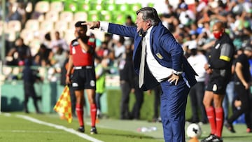 Miguel Herrera da indicaciones a sus jugadores