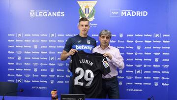 Txema Indias, junto a Andriy Lunin en su presentaci&oacute;n como nuevo jugador del Legan&eacute;s.