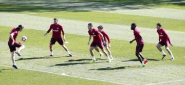 En el entrenamiento pudieron verse las novedades que presentará la lista del Atlético de cara al encuentro ante el Granada.