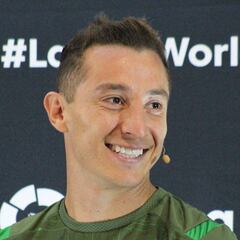 Guardado llegó al entrenamiento del Betis con jersey de Atlas