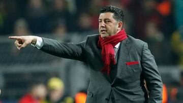 El t&eacute;cnico del Benfica, Rui Vitoria, gesticula ante el Borussia Dortmund.