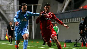 Futbol, Union La Calera vs O`Higgins.
Fecha 10, campeonato Nacional 2023.
El jugador de Union La Calera Cesar Perez, izquierda derecha centro, disputa el balon contra Valentin Larralde de O`Higgins durante el partido de primera division disputado en el estadio Nicolas Chahuan de La Calera, Chile.
16/04/2023
Sebastian Cisternas/Photosport
Football, Union La Calera vs O`Higgins.
10th date, 2023 National Championship.
Union La Calera player Cesar Perez, right, battles for the ball against Valentin Larralde of O`Higgins during the first division match held at the Nicolas Chahuan stadium in La Calera, Chile.
14/04/2022
Sebastian Cisternas/Aton Chile