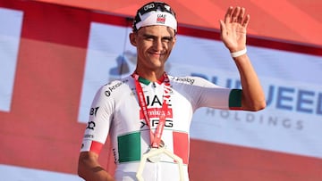 Del Toro, con el trofeo de ganador en Jebel Hafeet.