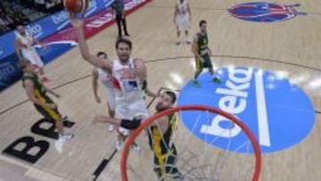 Pau Gasol lanza a canasta ante la mirada de Valanciunas.