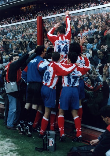 El Calderón vivió el doblete de Liga y Copa. El Atlético ganó 2-0 al Albacete en la última jornada de Liga. Simeone abrió el marcador y Kiko remató la faena. 