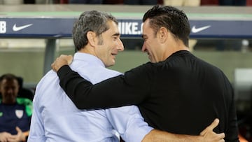 BARCELONA, 23/10/2022.- El entrenador del FC Barcelona, Xavi Hernández (d), saluda al entrenador del Athletic de Bilbao, Ernesto Valverde (i), al inicio del partido correspondiente a la jornada 11 de LaLiga Santander de Primera División disputado en el Spotify Camp Nou. EFE/Quique García
El centrocampista del FC Barcelona, Gavi (d), se lleva el balón ante el delantero del Athletic Club, Álex Belenguer, durante el encuentro correspondiente a la jornada 11 de Primera División que disputan hoy domingo en el Spotify Camp Nou, en Barcelona. EFE / Andreu Dalmau.