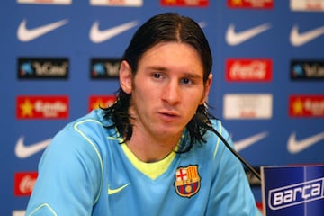 Su melena fue creciendo y el astro argentino se lo acomodaba como bien pudiera. Aquí con un peinado hacia atrás, aún mojado.