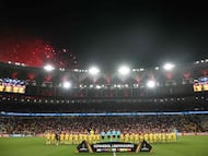 Players and referees stand before the Copa Libertadores group stage football match between Brazil's Flamengo and Colombia's Independiente Medellin at the Maracana stadium in Rio de Janeiro, Brazil, on April 16, 2026. (Photo by Mauro PIMENTEL / AFP)