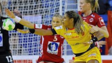 Marta Mangué busca el pase entre la defensa noruega.