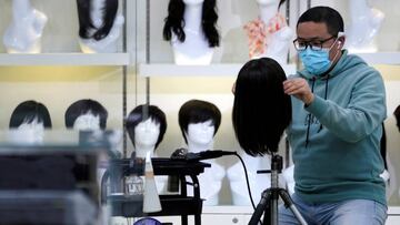 Un hombre se protege del coronavirus con una m&aacute;scara en una tienda de Shangh&aacute;i. 