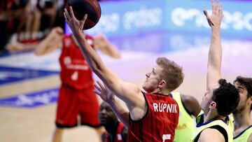 GRAF623. MADRID, 03/11/2018.- El base esloveno del Montakit Fuenlabrada Luka Rupnik (c), penetra a canasta ante la defensa de los jugadores del Barça Lassa, durante el partido de la séptima jornada de la Liga Endesa, disputado hoy el Pabellón Fernando Martín, en Madrid. EFE/ Javier López