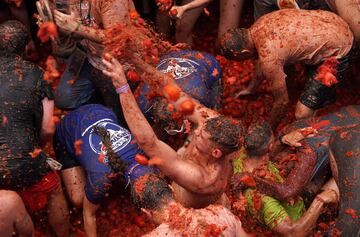 La localidad valenciana ha vuelto a albergar su mítica fiesta donde miles de personas han protagonizado una 'batalla campal' a base de lanzamientos de tomates.