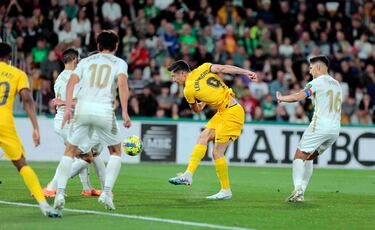 0-1. Jordi Alba cuelga el balón al segundo palo y Ronald Araujo la baja para Robert Lewandowski. El delantero polaco dispara con la derecha, la pelota le da en el pie de apoyo y dibuja una parábola para superar Edgar Badía.