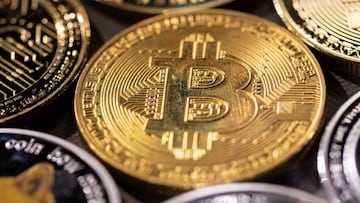 Los precios del bitcoin se desplomaron este s&aacute;bado 4 de diciembre a un m&iacute;nimo de $43 mil d&oacute;lares estadounidenses. &iquest;Por qu&eacute; ocurri&oacute; esta ca&iacute;da y de cu&aacute;nto fue?