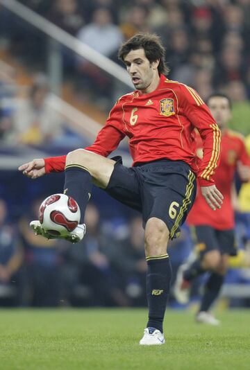 12 tarjetas en total, todas amarillas en 51 partidos.