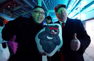 Futurista y colorida ceremonia de clausura de los Juegos Olímpicos de Invierno disputados en PyeongChang (Corea del Sur). En la foto, dos imitadores parodiando al líder norcoreano Kim Jong Un y el presidente estadounidense Donald Trump.