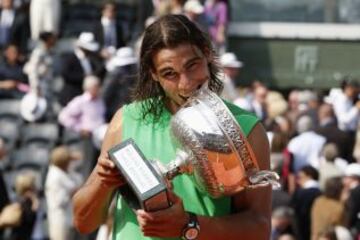 Rafa Nadal posa con el Trofeo de Roland Garros conseguido en 2008 en la final que lo enfrentó al suizo Roger Federer