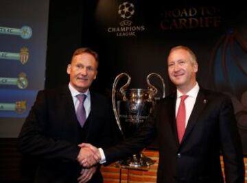 Hans-Joachim Watzke, representante del Borussia Dortmund en Nyon, junto al vicpresidente del Mónaco Vadim Vasilyev.  