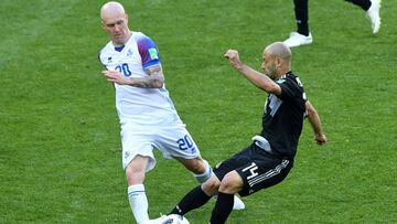 Iceland's midfielder Emil Hallfredsson (L) vies with Argentina's midfielder Javier Mascherano during the Russia 2018 World Cup Group D football match between Argentina and Iceland at the Spartak Stadium in Moscow on June 16, 2018. / AFP PHOTO / Francisco LEONG / RESTRICTED TO EDITORIAL USE - NO MOBILE PUSH ALERTS/DOWNLOADS