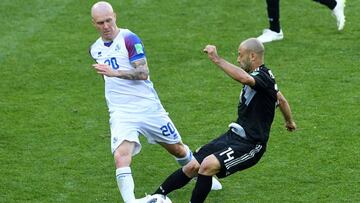 Iceland&#039;s midfielder Emil Hallfredsson (L) vies with Argentina&#039;s midfielder Javier Mascherano during the Russia 2018 World Cup Group D football match between Argentina and Iceland at the Spartak Stadium in Moscow on June 16, 2018. / AFP PHOTO / Francisco LEONG / RESTRICTED TO EDITORIAL USE - NO MOBILE PUSH ALERTS/DOWNLOADS