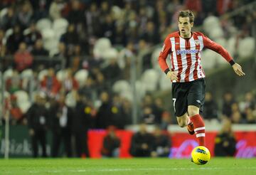 Formado en las categor赤as inferiores del Athletic Club, jug車 con el primer equipo desde 2009 hasta 2014. Visti車 la camiseta del Athletic Club entre 2018 y 2022.