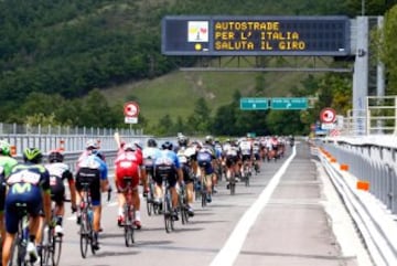 Fernando Gaviria gana su tercera etapa y Dumoulin sigue líder