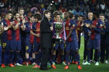 El Barcelona recibe el trofeo de la Liga BBVA 2012-2013.