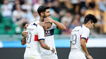Neymar y Marco Asensio, tras el tercer gol. REUTERS/Kim Hong-Ji