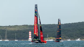 El Emirates Team New Zealand acelera y brilla en el caos