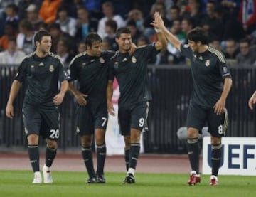 Los jugadores celebran con Cristiano el 0-1 de falta directa durante la fase de grupos de la Champions League 09/10.
