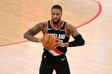 El base es todo en Portland. Esta será su décima temporada en los Blazers y, aunque se han escuchado amagos de rebelión, no parece que tenga mucha intención de salir de su casa hasta conseguir algo grande. Con él, los de Oregón han estado en nueve ocasiones en los playoffs: solo faltaron en su año de rookie. Casi nada. Anotador de raza, le gusta probar a cuánta distancia es capaz el ser humano de conseguir un triple.